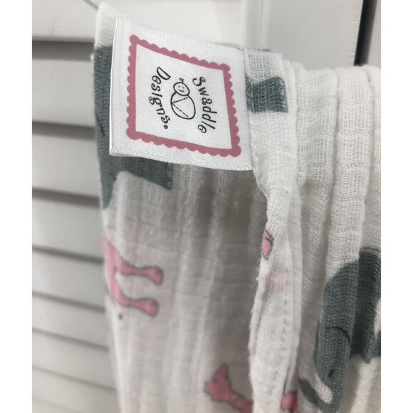 Swaddle Designs Cotton Muslin Swaddle Pink Giraffe & Elephant - Picture 3 of 5